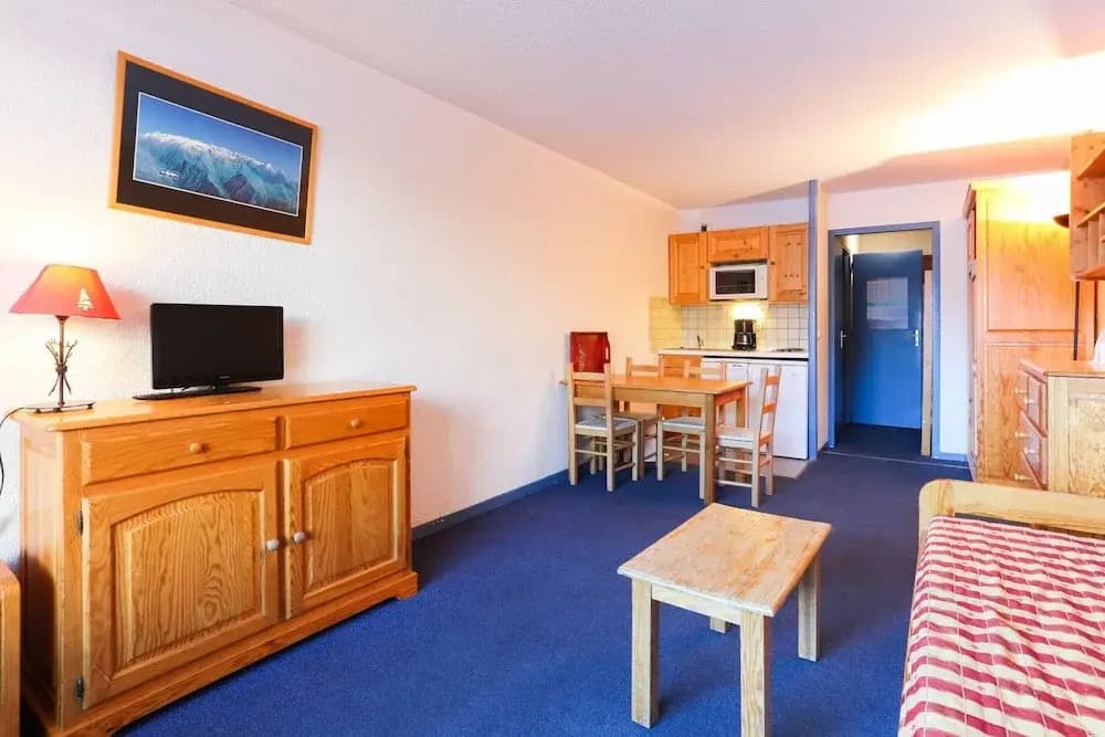Spacious Family Apartment - Photo 2