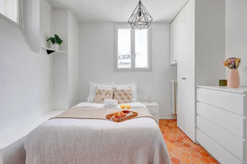 Bright 1BR Bastille Getaway - 4 Guests - Photo 2