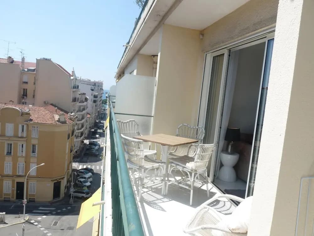 Two Bedroom Apartment Next to the Croisette in Cannes a Short Walk to the Palais des Festivals - 1961 - Photo 4