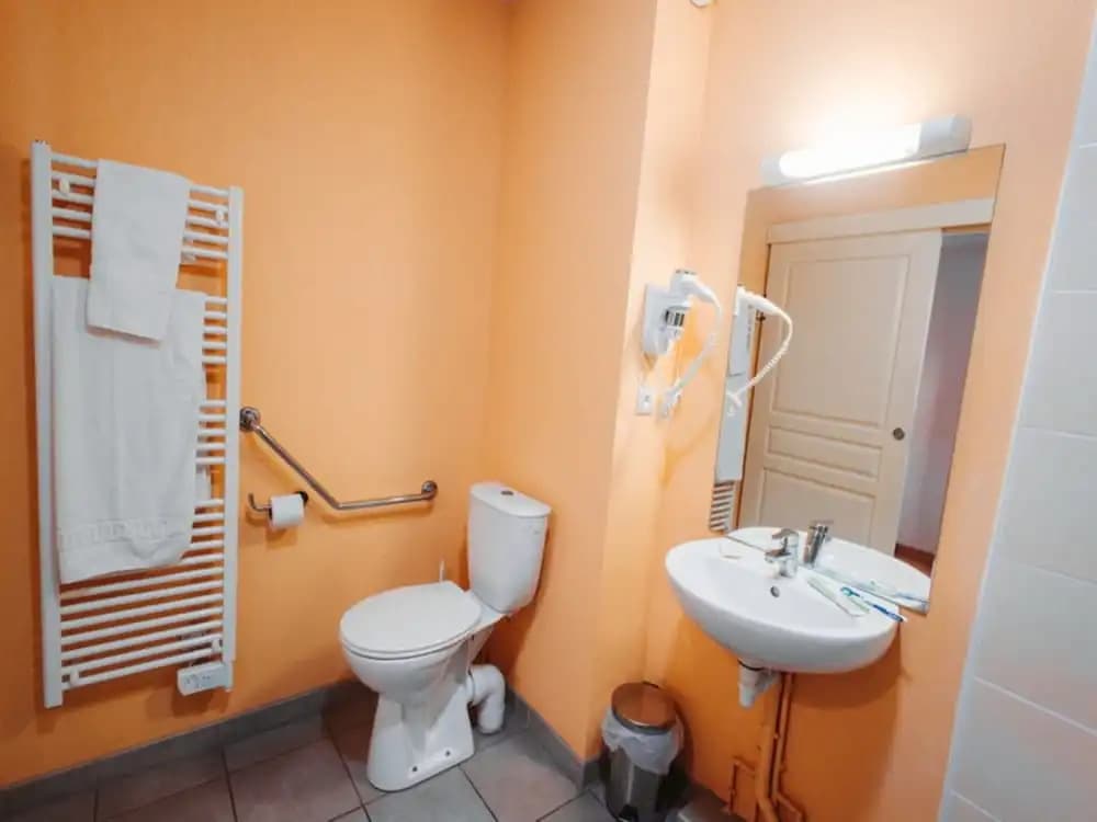 Cozy 2-bedroom Apartment for 4 People - Miniature 7