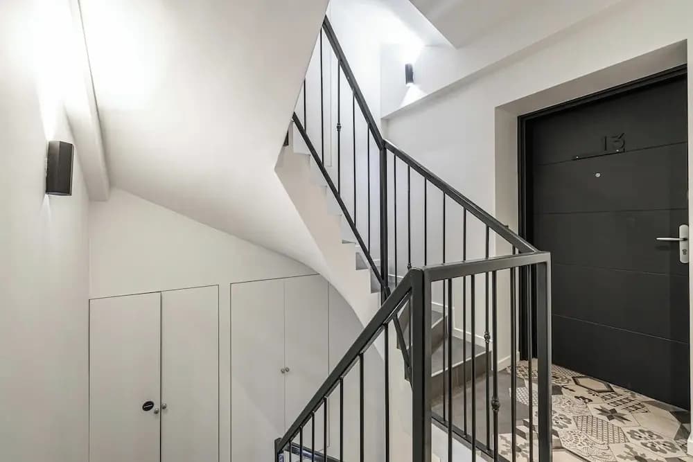 Magnificent Renovated 2 Room Apartment - Photo 3