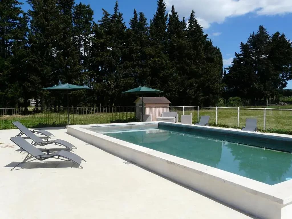 Maison Familiale Climatisée avec Piscine Privée Clôturée et Grand Jardin, située à Fontvieille au cœur des Alpilles, 8 per...