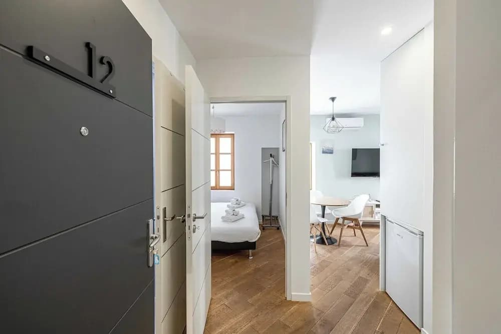 Magnificent Renovated 2 Bedroom Apartment, Terrace - Photo 2