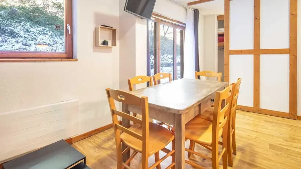 Stylish Alpine Stay for 6 Guests - Miniature 6