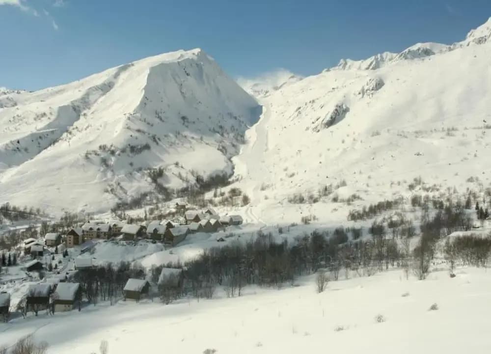 Mountain-view Apartment for 6 Guests - Miniature 7