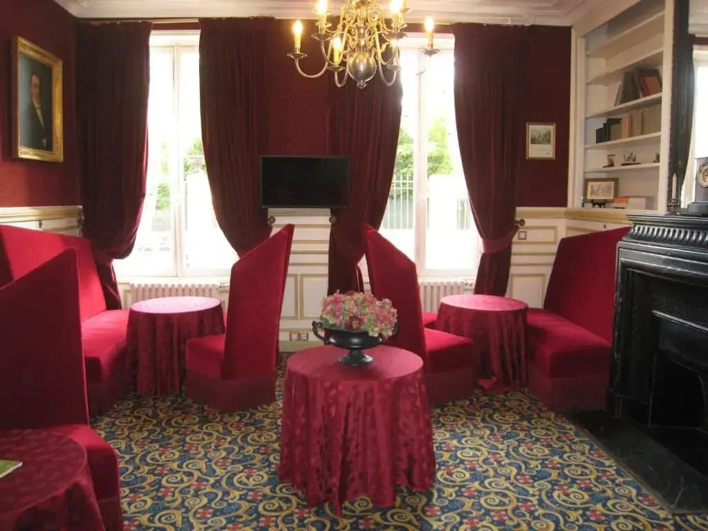 Logis Hôtel Les Maréchaux - Photo 2