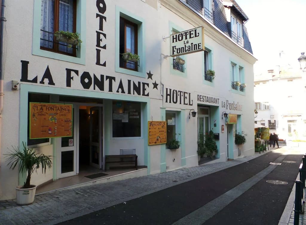 Hôtel La Fontaine - Photo 1