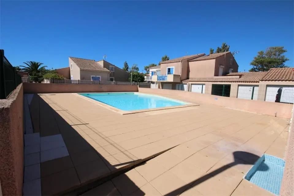 Belle villa 6 couchages a 400 m de la plage 3 chambres terrasse ombragée parking dans résidence sécurisée avec piscine com...