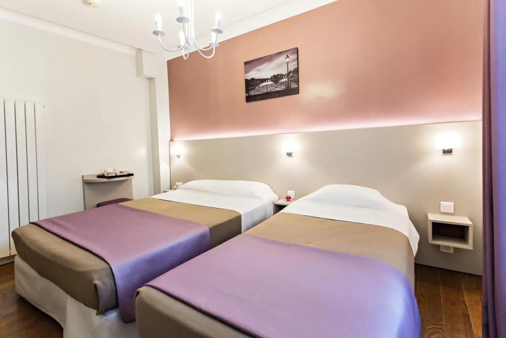 Modern Hotel - Miniature 7