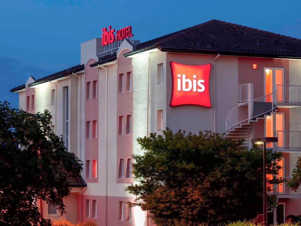 ibis Pau Lescar - Photo 1