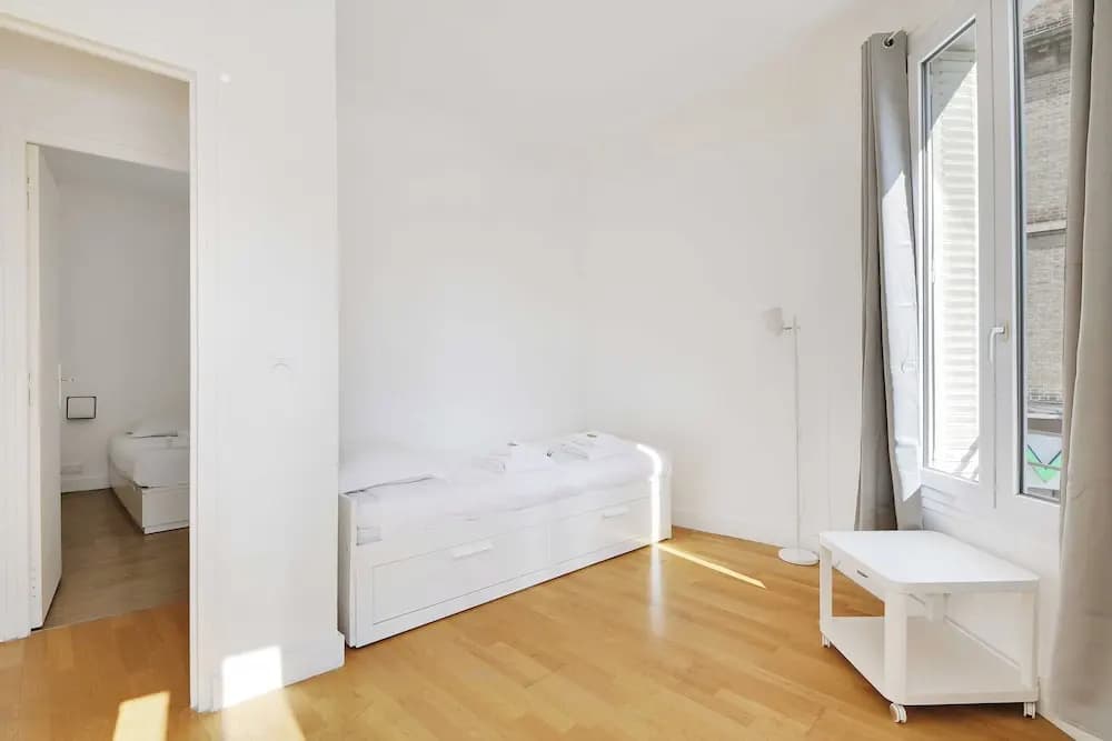 Cozy Apartment 2bdr/5p - in the Heart of Suresnes - Photo 5
