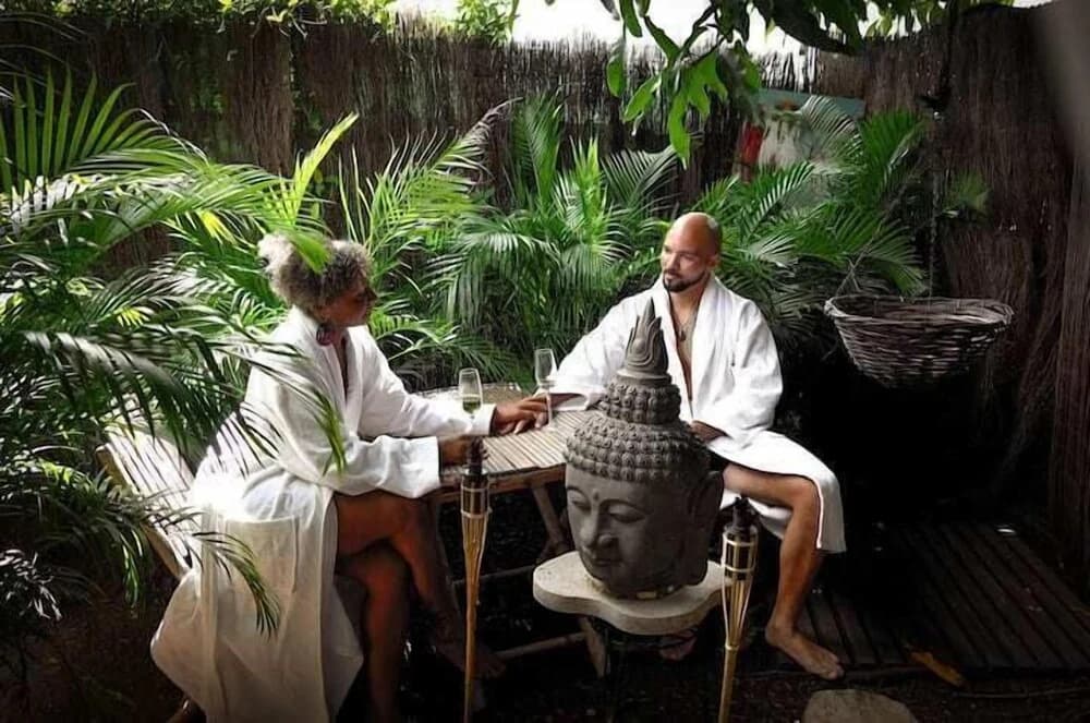 Aqua Zen Spa Lodge Tiki Hut - Miniature 7
