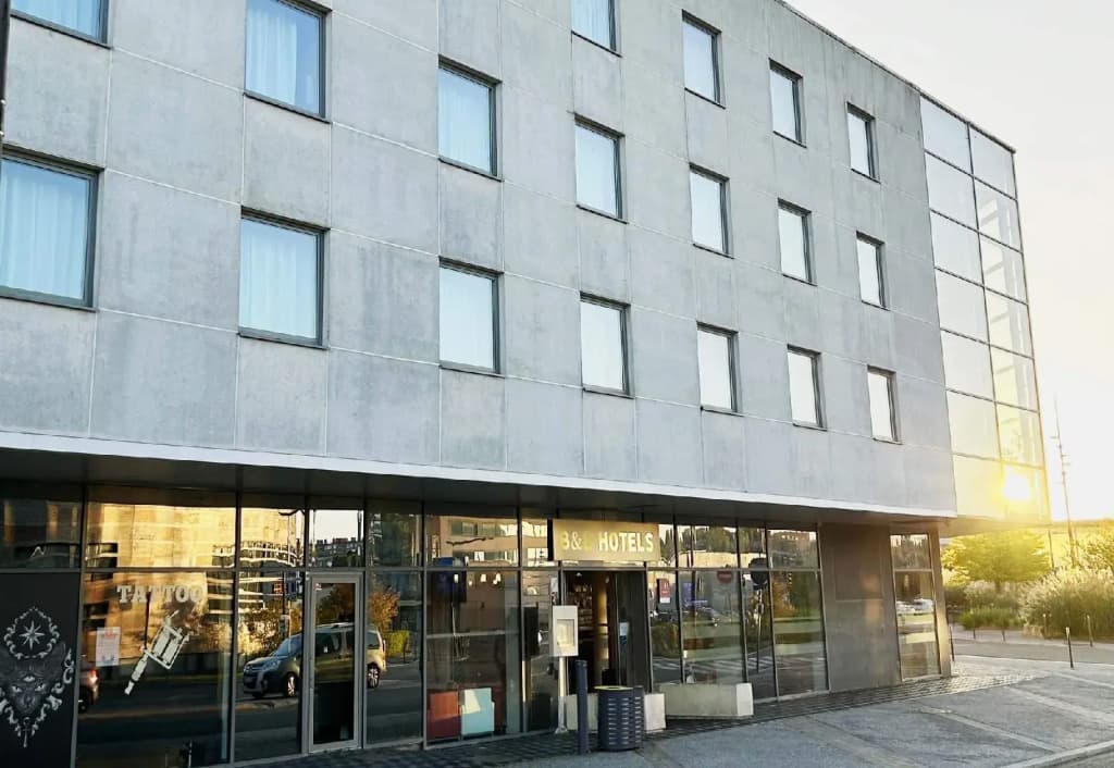 B&B HOTEL Maubeuge Gare - Photo 1