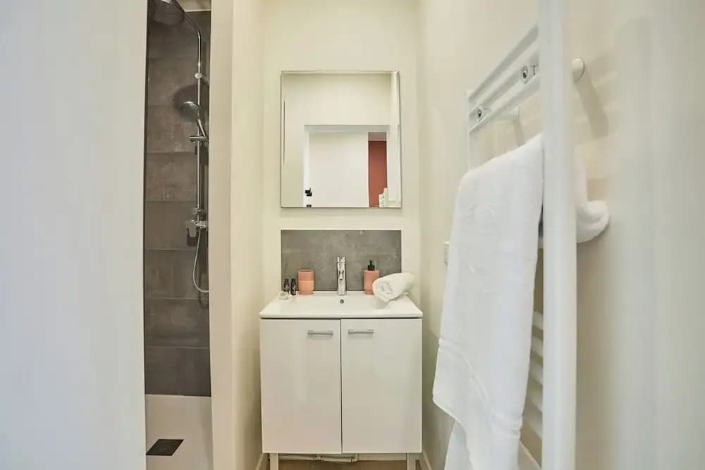 Apartment in the Center of Paris/montmartre - Miniature 8