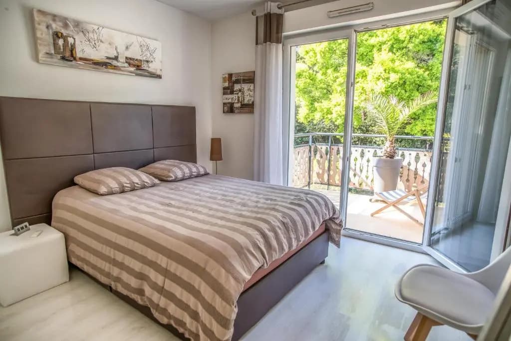 Appartement 90 m2 avec parking terrasse balcons, proche du port et plages - Photo 2