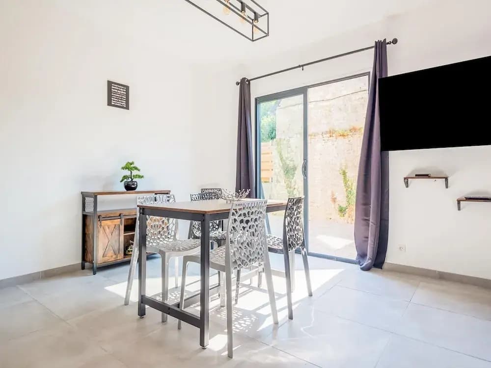 Stylish Beachside Retreat - Photo 4