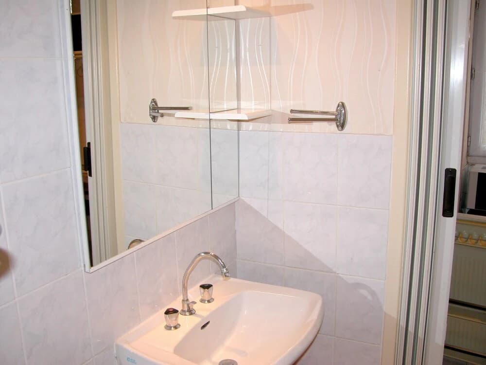Studio in Néris-les-bains, With Wonderful City View, Enclosed Garden and Wifi - Miniature 8