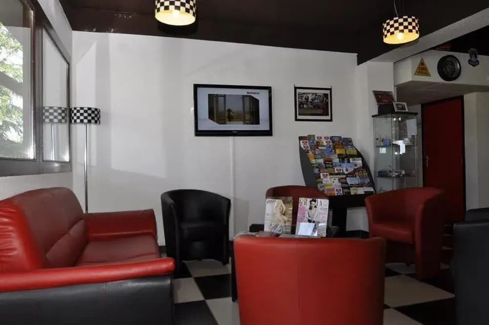 Hotel Kyriad Design ENZO CANNES-ECLUSE - Photo 2