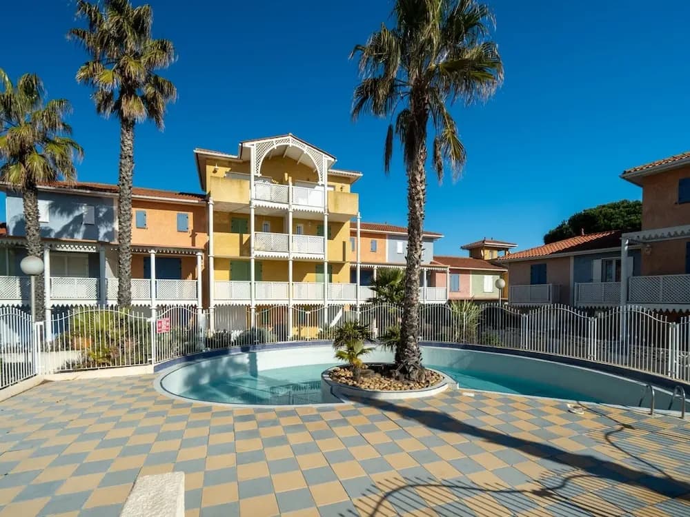 Beachside Apartment With Pool - Miniature 7