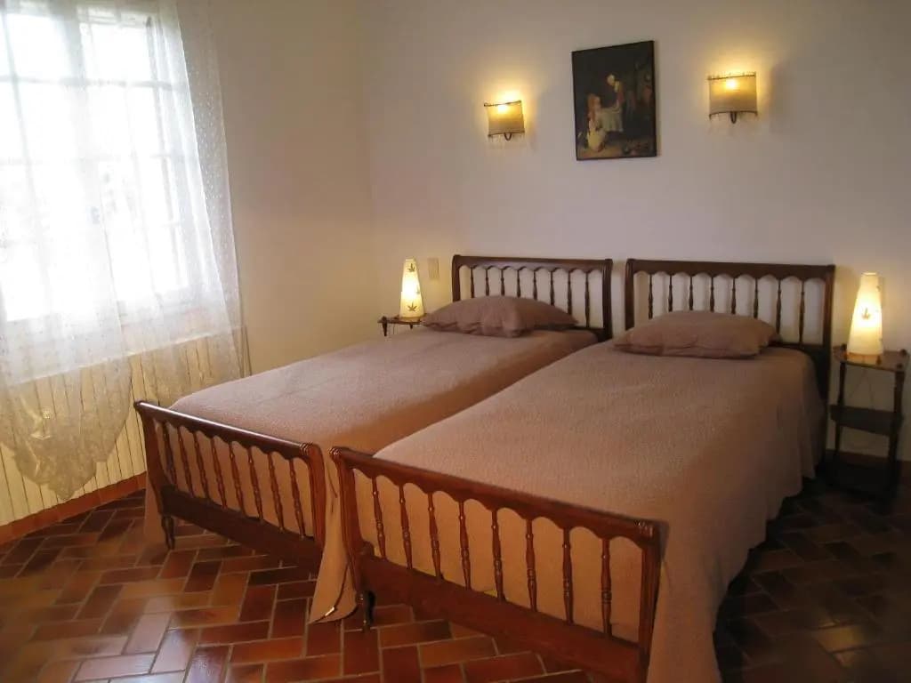 Maison de vacances avec piscine privée, possédant une très une jolie vue sur le Luberon, agréable jardin, située à Mérindo...