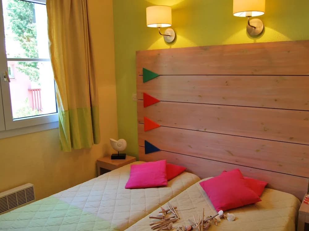 Sunny Apartment for Groups - Photo 2