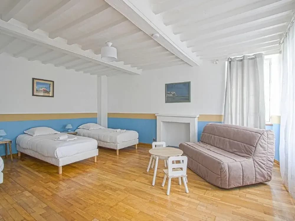 Spacious Holiday Home With Garden - Photo 3