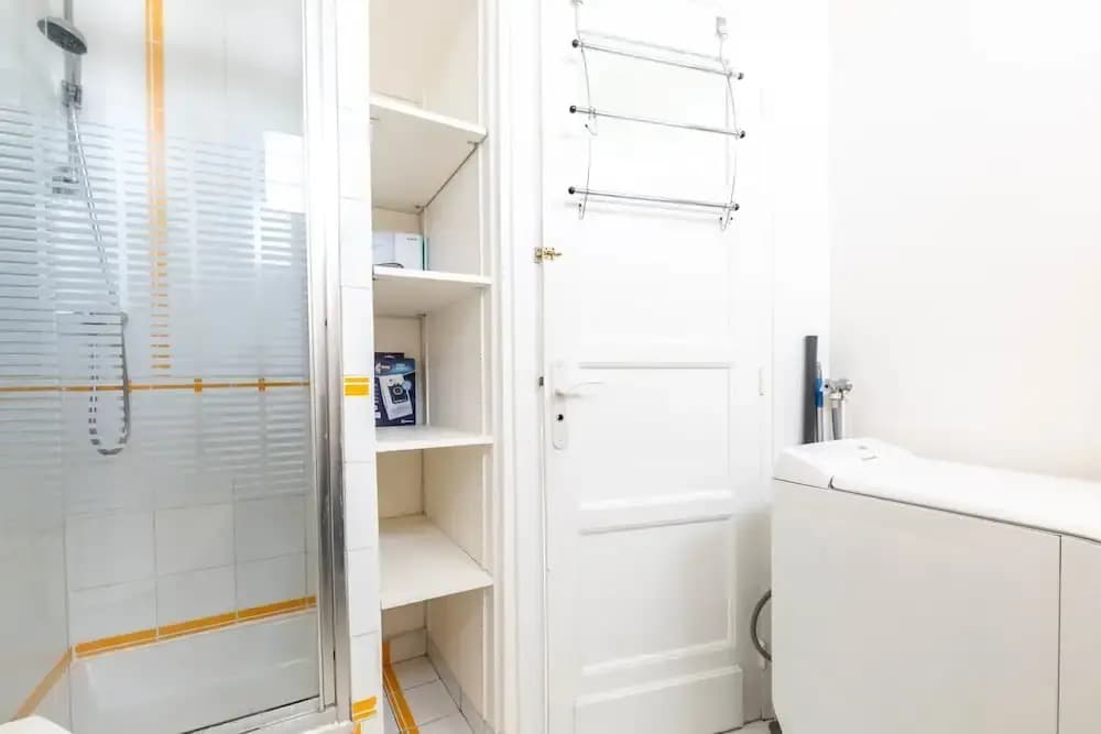 Amiral View Great 1 Bedroom Apartment in Paris - Miniature 7
