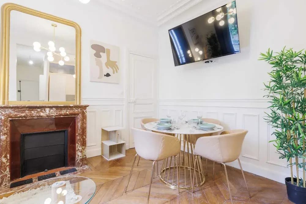 Chic and Refined Apartment - Photo 5
