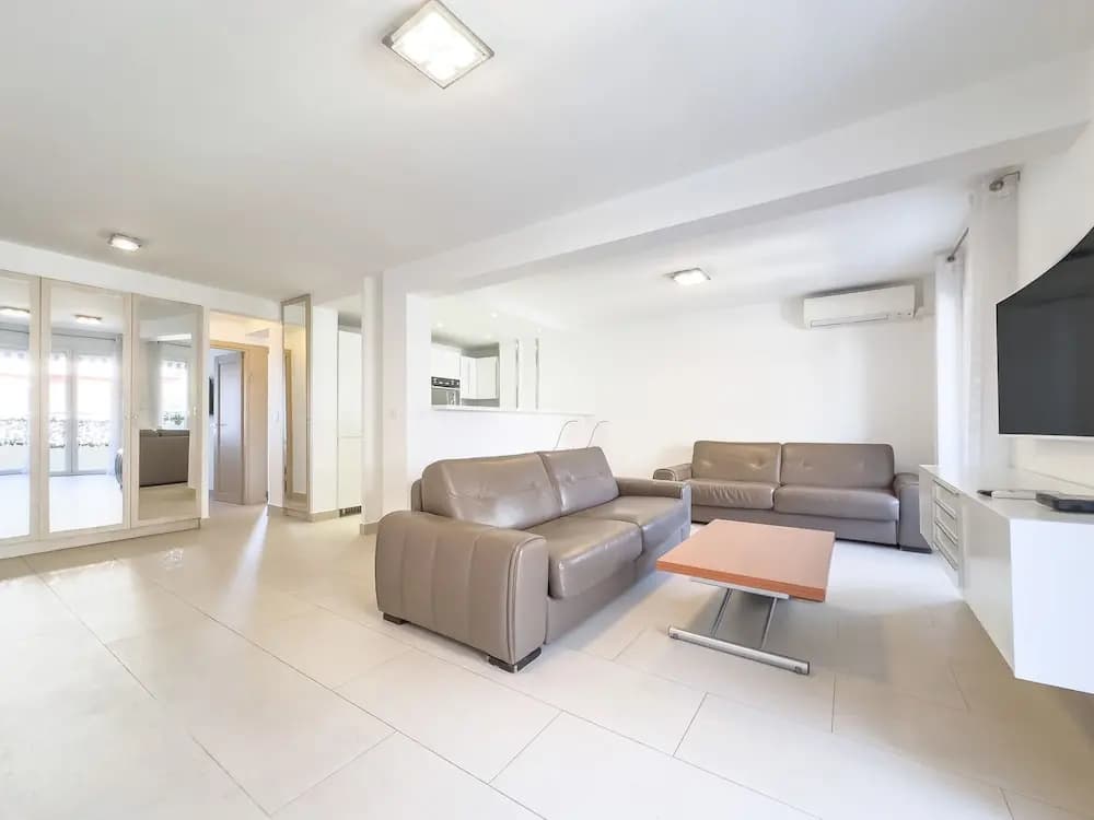 207 Le Maubourg in Cannes - Photo 1