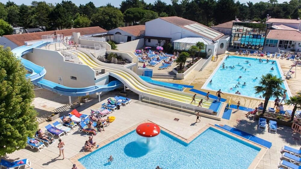 Bungalow with 3 Bedrooms in Saint-Jean-De-Monts, with Pool Access And Furnished Garden - 2 Km From the Beach - Photo 5