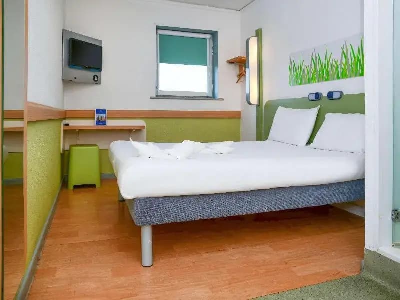 Ibis Budget Lons-Le-Saunier - Photo 3