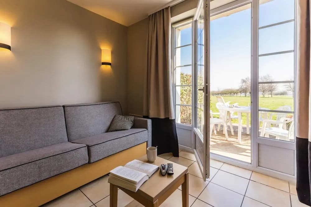 Holiday Home in Residence Le Green Beach, Port-en-besssin-huppain - Photo 4
