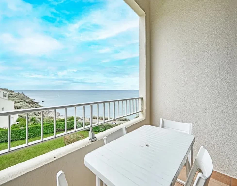 Waterfront Retreat With Balcony - Photo 4