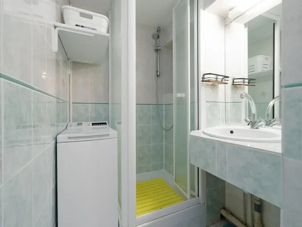 Stylish Seaside Stay in Agde - Photo 5