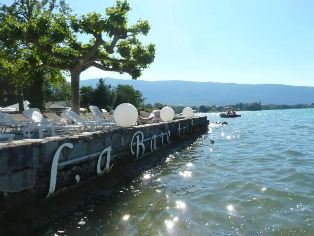La Baie des Voiles 3 chambres 4 à 6 personnes au bord du lac plage privée - Miniature 6