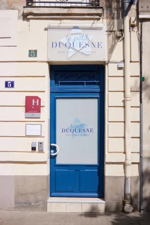 Hôtel Le Petit Duquesne - Photo 1