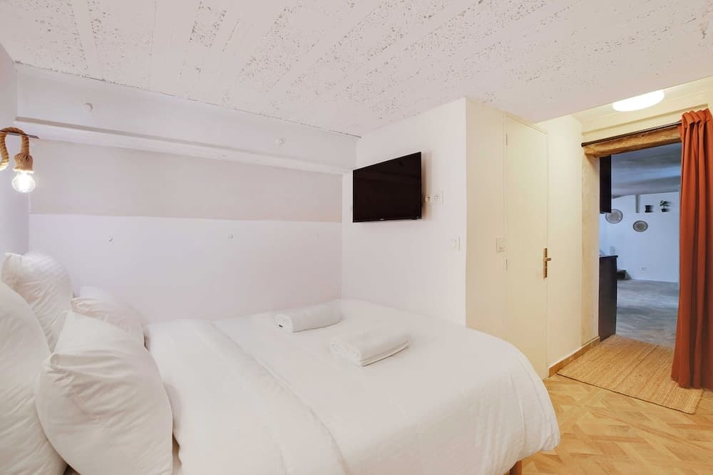 Charming Appt- 4p/1br- in the Heart of the Marais - Photo 5