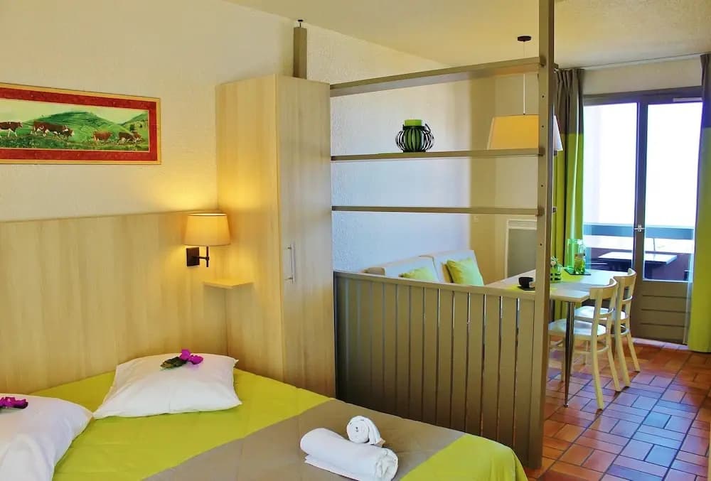 Apartment With Balcony or Terrace - Photo 2