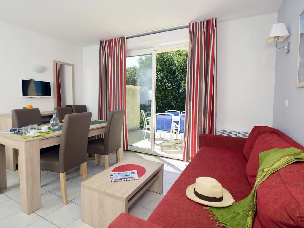 Apartment in Hilltop Setting - Photo 2