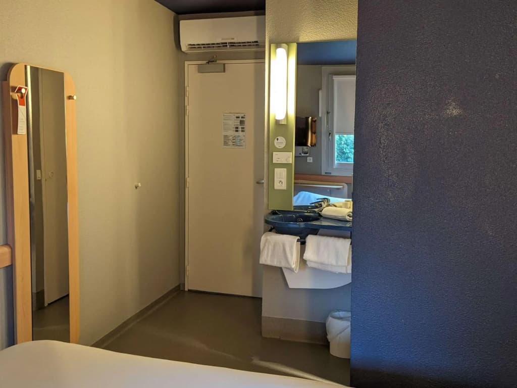 ibis budget Saint-Omer Centre - Photo 5