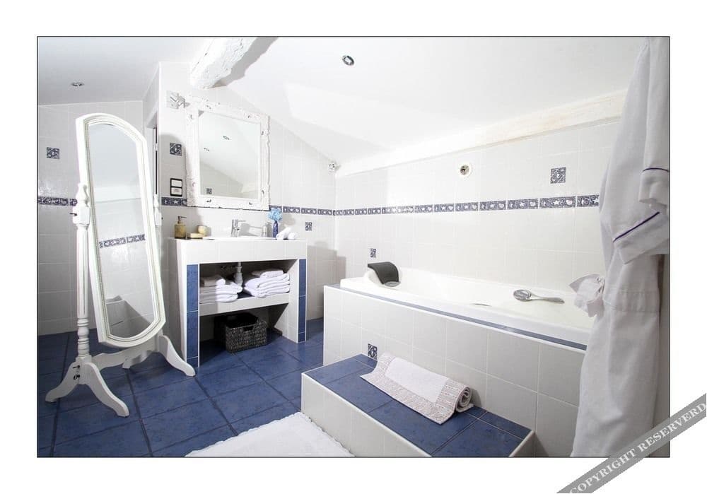 Villa Aimee Luxury Apartments With Heated Pool - Miniature 8