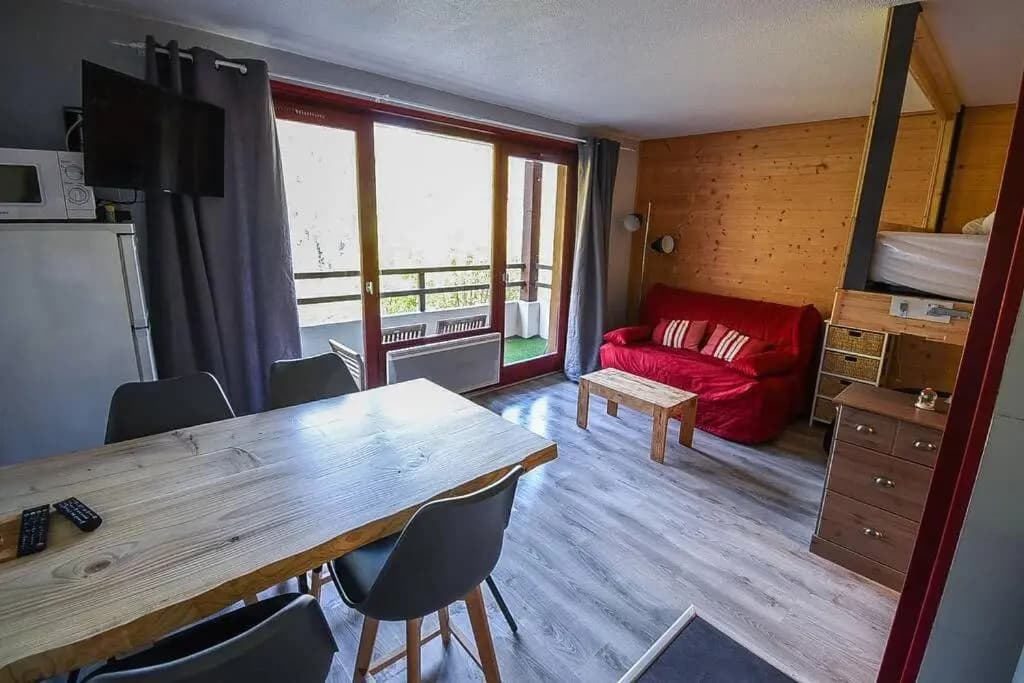 Le Relai S31 - Grand et lumineux studio avec coin montagne 4-6 pers, tout équipé, avec WIFI, à 30m des pistes avec un gran...