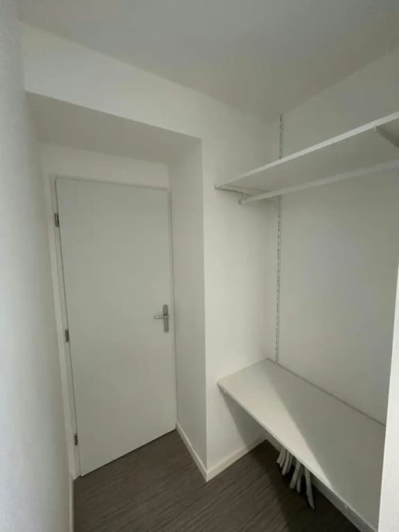 We Live In R - Suite 203 - Miniature 6