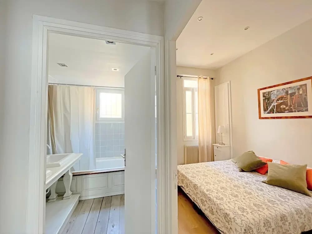 Modern Apartment 20 m from the Sea - Miniature 6