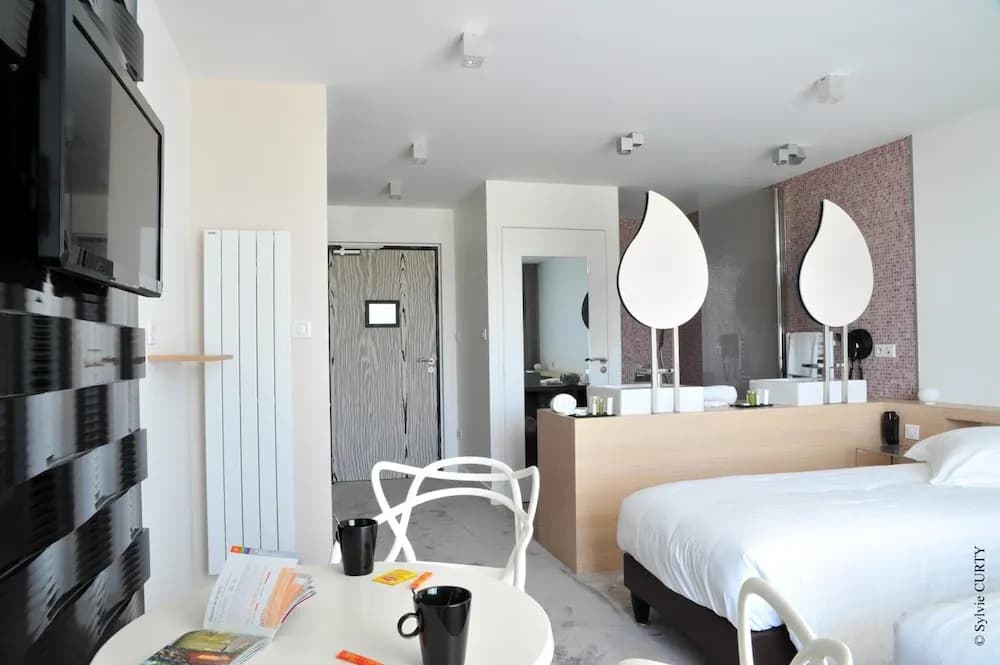 Hotel The Originals Les Jardins du Lac (ex Relais du Silence) - Photo 4