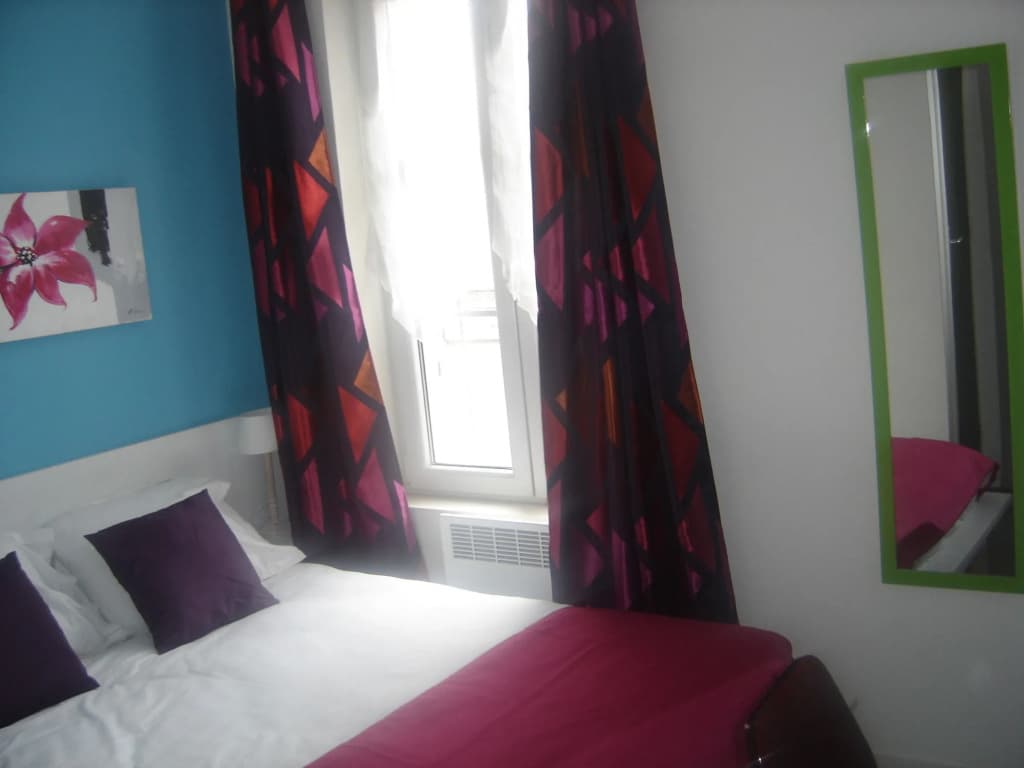 Hotel Le Saint Quentin - Photo 2