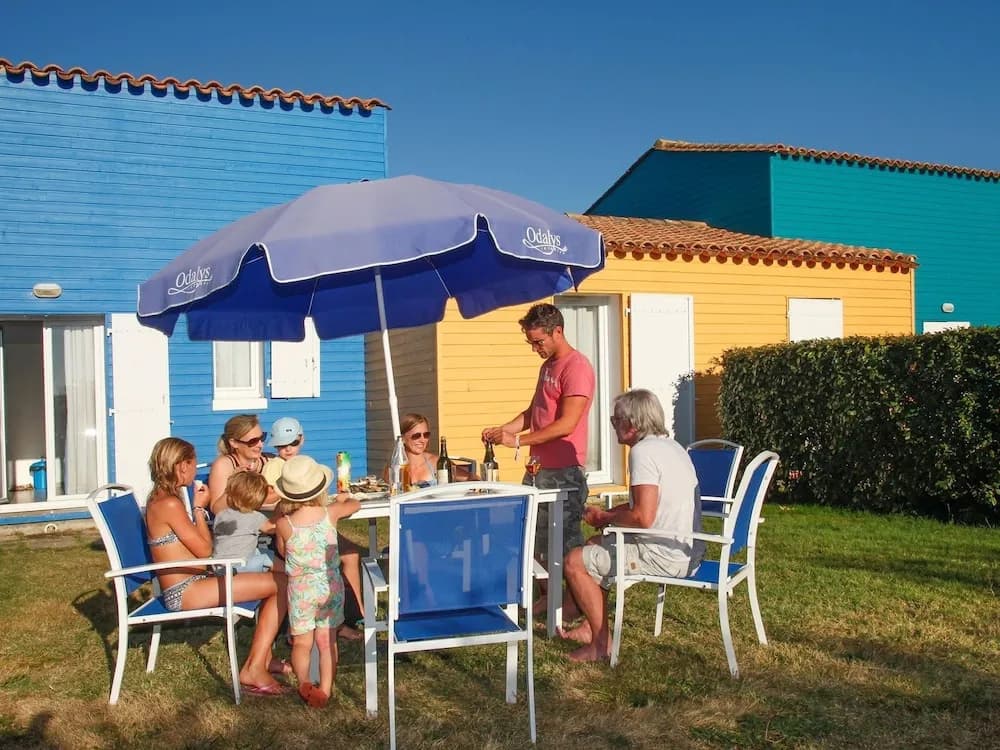 Modern Family Getaway - Miniature 7