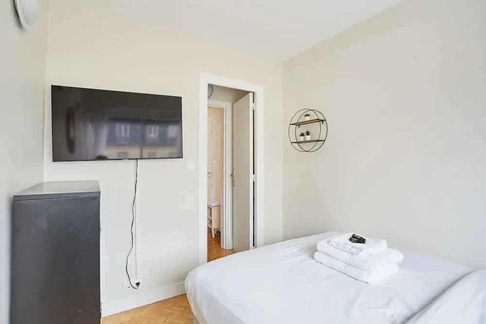 2 Bedroom Flat Centre de Paris - Eiffel Tower View - Photo 2