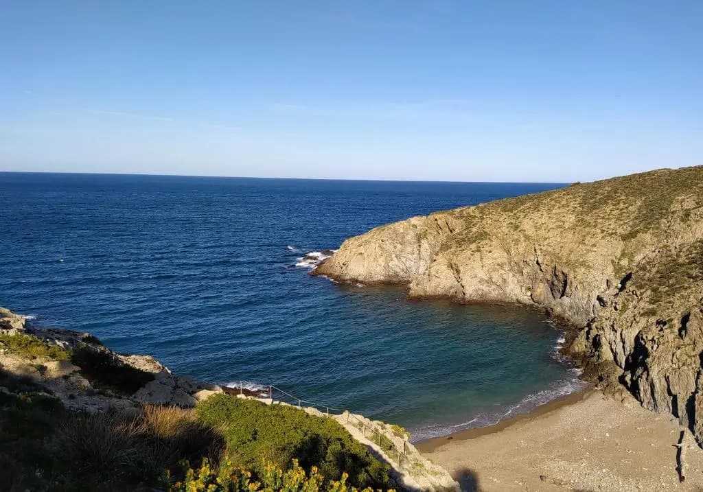 T 2 tout confort avec terrasse vue mer et montagne. - Miniature 7