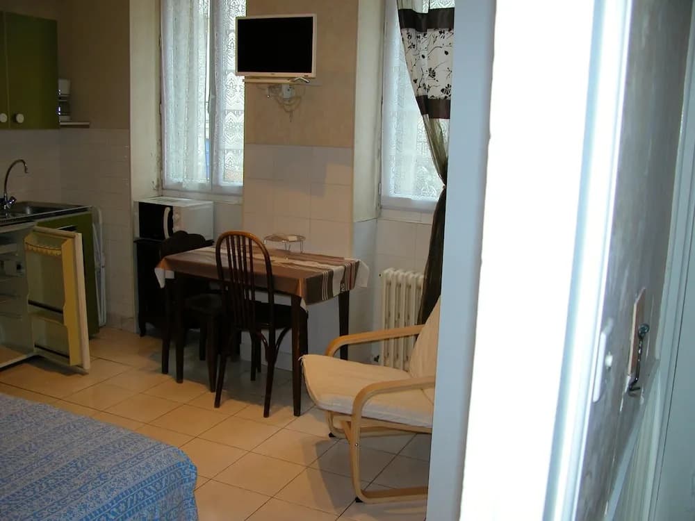 Studio in Néris-les-bains, With Wonderful City View, Enclosed Garden and Wifi - Miniature 6